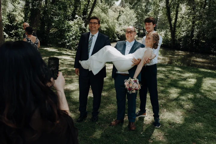 Gedruckte Karten mit QR-Codes werden am Tisch verteilt