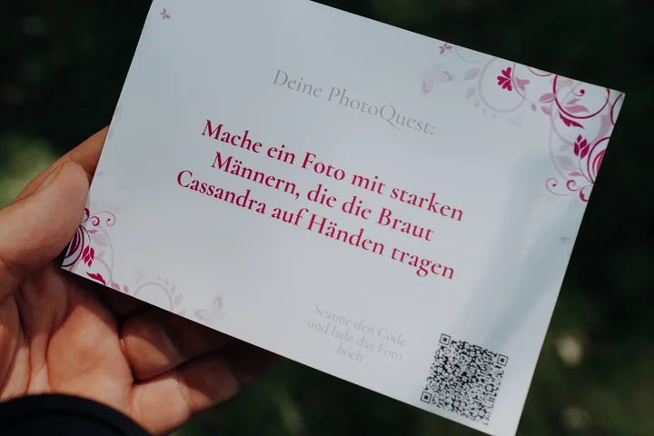 Gedruckte Karten mit QR-Codes werden am Tisch verteilt