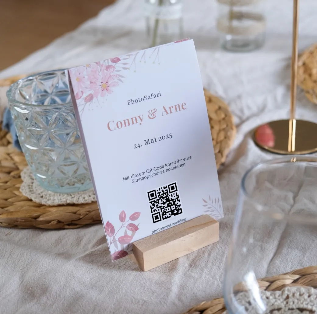 Gedruckte Karten mit QR-Codes werden am Tisch verteilt